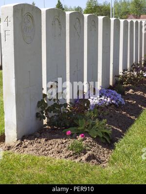 Weiße Grabsteine/Grabsteine von Soldaten, die im Ersten Weltkrieg gefallen sind, in der Sonne, am Commonwealth Kriegsgräber Kommission Friedhof in Brandhoek, Belgien. Stockfoto