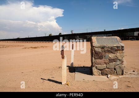 Historische Markierung auf Anza Straße, östlich von Calexico, Calif. entlang der US-mexikanischen Grenze an die ersten Wasser zur Bewässerung der Gegend erreicht. Stockfoto