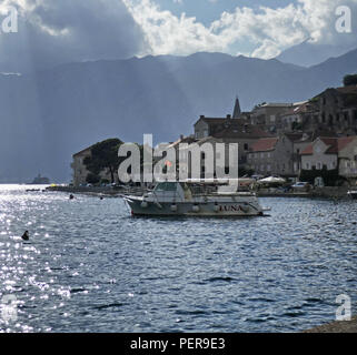 Hübsches Dorf Perast an der Bucht, Montenegro Stockfoto