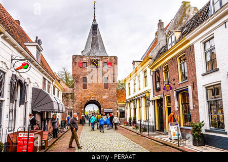 Die jahrhunderte alte Vischpoort oder Fisch Tor in der historischen und touristischen Niederländische Fischerdorf Elburg entlang dem Ijsselmeer Stockfoto