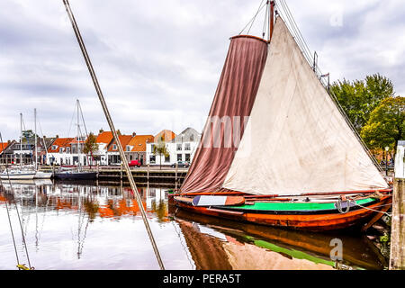 Einen flachen Boden "Botter" Schiff, mit vollen Segeln in den Hafen der historischen und touristischen Niederländische Fischerdorf Elburg entlang dem Ijsselmeer Stockfoto