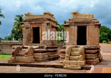 Kleine Tempel, Durga Tempel Komplex, Aihole, Bagalkot, Karnataka, Indien Stockfoto