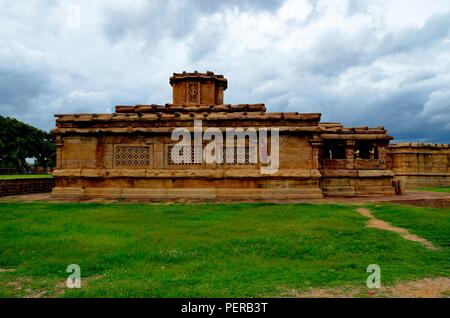 Kleine Tempel, Durga Tempel Komplex, Aihole, Bagalkot, Karnataka, Indien Stockfoto