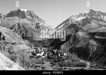 Eine Ansicht der Thorung La Pass aus dem muktinah Tal entlang des Annapurna Circuit Trek im Himalaya in Nepal Stockfoto