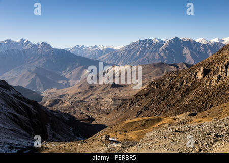 Der Weg nach unten, nachdem der Thorung La Pass nach Muktinath und die Mustang Tal entlang des Annapurna Circuit Trek im Himalaya in Nepal Stockfoto