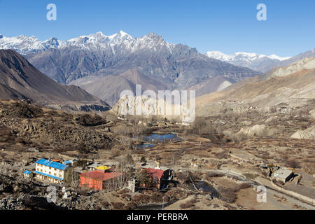 Der Weg nach unten, nachdem der Thorung La Pass nach Muktinath und die Mustang Tal entlang des Annapurna Circuit Trek im Himalaya in Nepal Stockfoto