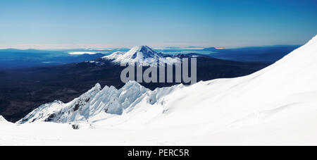 Blick auf den Mount Ngauruhoe und Tongariro von der Spitze des Mount Rupaehu im Winter. Neuseeland, Nationalpark Tongariro Stockfoto