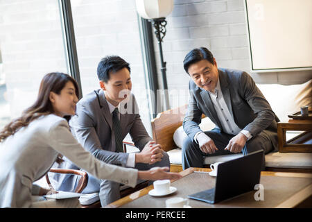 Geschäftsleute, die mit einem Treffen Stockfoto