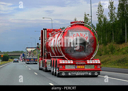 LEMPAALA, Finnland - 9 August, 2018: die Rückansicht des Torpedo Scania T 164 Geschichte der Scania Pouls Bremseservice A/S im Konvoi zu Power Truck Show 2018. Stockfoto