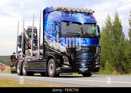 LEMPAALA, Finnland - 9. AUGUST 2018: Volvo FH 16 Holz Lkw von T. Felle & Sonner Transport aus Norwegen in den LKW-Konvoi nach Power Truck Show 2018. Stockfoto