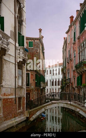 Rio di San Severo, Castello, Venice, Italien: eine Brücke (Ponte Cavagnis) über einem ruhigen Rückstau Kanal Stockfoto