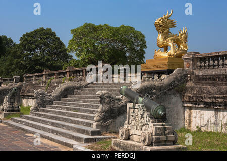 Terrasse mit Kanone und Golden Dragon, Forbidden Purple City, Hue, Vietnam Stockfoto