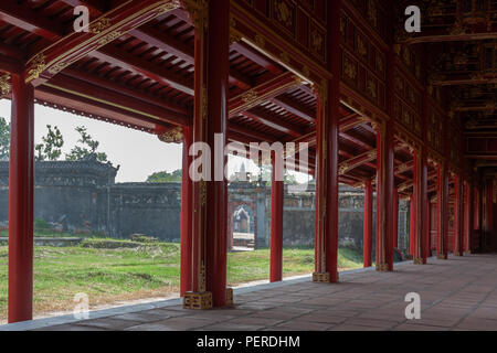 Wiederhergestellte Galerie, Lila Verbotene Stadt, Hue, Vietnam Stockfoto