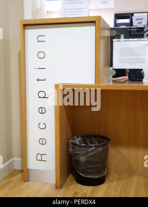 Rezeption Rezeption in der Audio- und Scannen Abteilung in Rotherham Community Health Centre und Ärzte Chirurgie, Rotherham South Yorkshire, England Stockfoto