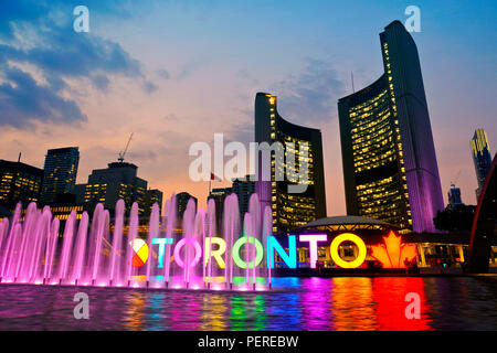 Toronto, Ontario/Kanada - 16. August 2018: Rathaus mit selfie Schild Zeitraffer mit bunten Spiegelungen in der reflektierenden Pool Stockfoto