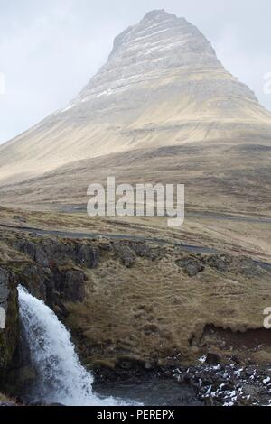 Kirkjufell und Kirkjufellsfoss - Blick auf die Kirche Berg, Island Stockfoto