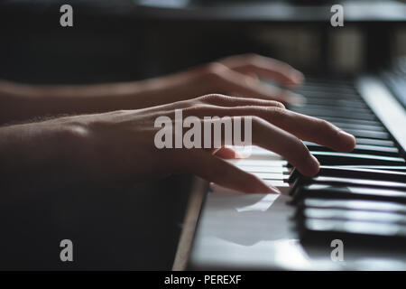 Klavier spielen im Dunkeln. Stockfoto