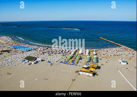 MAMAIA, Mamaia, Rumänien - AUGUST, 2018. Mamaia Beach an der Küste des Schwarzen Meeres - Blick vom Sky View Park Hotel, top Sommer Anziehungspunkt in Rumänien. Stockfoto