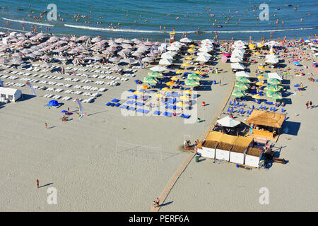 MAMAIA, Mamaia, Rumänien - AUGUST, 2018. Mamaia Beach an der Küste des Schwarzen Meeres - Blick vom Sky View Park Hotel, top Sommer Anziehungspunkt in Rumänien. Stockfoto