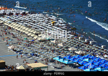 MAMAIA, Mamaia, Rumänien - AUGUST, 2018. Mamaia Beach an der Küste des Schwarzen Meeres - Blick vom Sky View Park Hotel, top Sommer Anziehungspunkt in Rumänien. Stockfoto