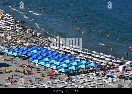 MAMAIA, Mamaia, Rumänien - AUGUST, 2018. Mamaia Beach an der Küste des Schwarzen Meeres - Blick vom Sky View Park Hotel, top Sommer Anziehungspunkt in Rumänien. Stockfoto