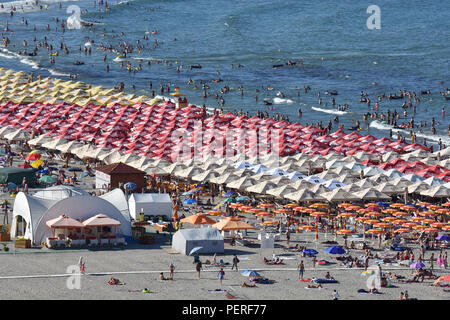 MAMAIA, Mamaia, Rumänien - AUGUST, 2018. Mamaia Beach an der Küste des Schwarzen Meeres - Blick vom Sky View Park Hotel, top Sommer Anziehungspunkt in Rumänien. Stockfoto