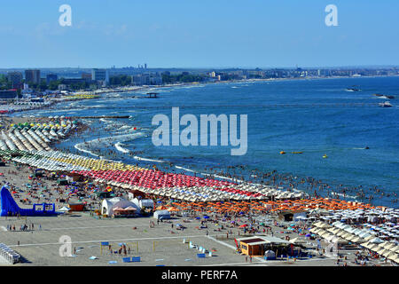 MAMAIA, Mamaia, Rumänien - AUGUST, 2018. Mamaia Beach an der Küste des Schwarzen Meeres - Blick vom Sky View Park Hotel, top Sommer Anziehungspunkt in Rumänien. Stockfoto