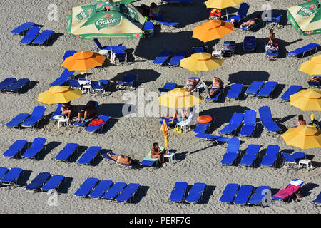 MAMAIA, Mamaia, Rumänien - AUGUST, 2018. Mamaia Beach an der Küste des Schwarzen Meeres - Blick vom Sky View Park Hotel, top Sommer Anziehungspunkt in Rumänien. Stockfoto