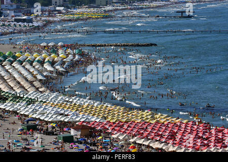 MAMAIA, Mamaia, Rumänien - AUGUST, 2018. Mamaia Beach an der Küste des Schwarzen Meeres - Blick vom Sky View Park Hotel, top Sommer Anziehungspunkt in Rumänien. Stockfoto