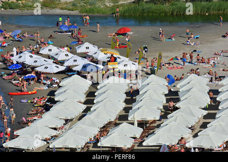 MAMAIA, Mamaia, Rumänien - AUGUST, 2018. Mamaia Beach an der Küste des Schwarzen Meeres - Blick vom Sky View Park Hotel, top Sommer Anziehungspunkt in Rumänien. Stockfoto