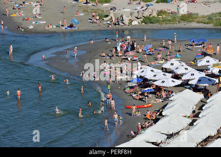 MAMAIA, Mamaia, Rumänien - AUGUST, 2018. Mamaia Beach an der Küste des Schwarzen Meeres - Blick vom Sky View Park Hotel, top Sommer Anziehungspunkt in Rumänien. Stockfoto