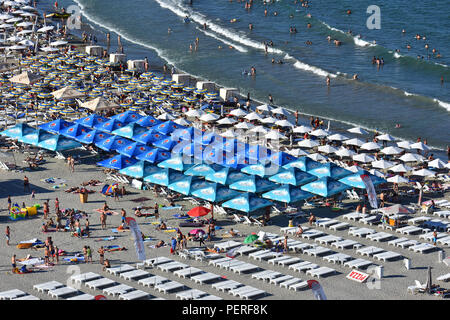 MAMAIA, Mamaia, Rumänien - AUGUST, 2018. Mamaia Beach an der Küste des Schwarzen Meeres - Blick vom Sky View Park Hotel, top Sommer Anziehungspunkt in Rumänien. Stockfoto