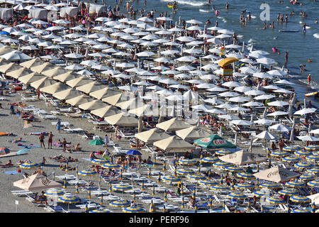 MAMAIA, Mamaia, Rumänien - AUGUST, 2018. Mamaia Beach an der Küste des Schwarzen Meeres - Blick vom Sky View Park Hotel, top Sommer Anziehungspunkt in Rumänien. Stockfoto