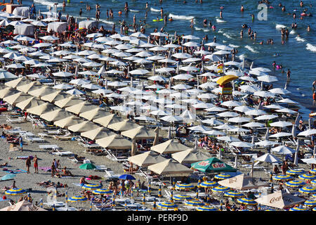 MAMAIA, Mamaia, Rumänien - AUGUST, 2018. Mamaia Beach an der Küste des Schwarzen Meeres - Blick vom Sky View Park Hotel, top Sommer Anziehungspunkt in Rumänien. Stockfoto