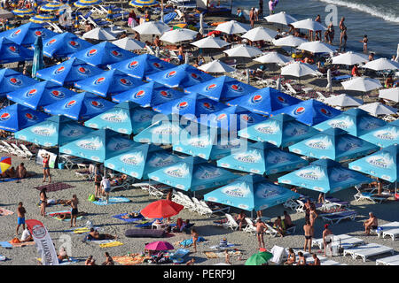 MAMAIA, Mamaia, Rumänien - AUGUST, 2018. Mamaia Beach an der Küste des Schwarzen Meeres - Blick vom Sky View Park Hotel, top Sommer Anziehungspunkt in Rumänien. Stockfoto