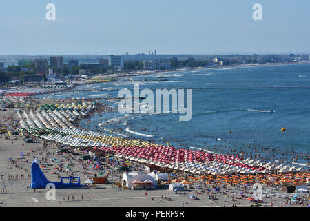 MAMAIA, Mamaia, Rumänien - AUGUST, 2018. Mamaia Beach an der Küste des Schwarzen Meeres - Blick vom Sky View Park Hotel, top Sommer Anziehungspunkt in Rumänien. Stockfoto