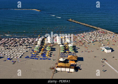 MAMAIA, Mamaia, Rumänien - AUGUST, 2018. Mamaia Beach an der Küste des Schwarzen Meeres - Blick vom Sky View Park Hotel, top Sommer Anziehungspunkt in Rumänien. Stockfoto