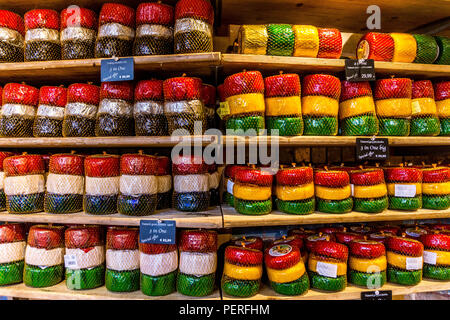 Eine Auswahl von Käse auf Anzeige auf Regalen in einem Käse shop, Amsterdam, Niederlande, Europa. Stockfoto