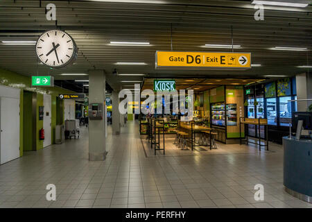 Abflughalle von Amsterdam Airport Schiphol, Niederlande, Europa. Stockfoto