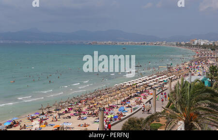 Allgemeine Ansicht über das touristische Strand von El Arenal auf der spanischen Insel Mallorca.