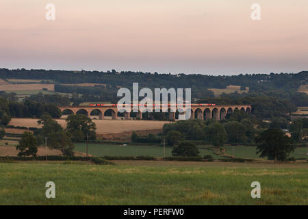 Ein LNER Hochgeschwindigkeitszug (ICE 125) Kreuzung Wharfedale Viadukt über den Fluss Wharf auf der Leeds - Harrogate Linie emty zum Depot Stockfoto