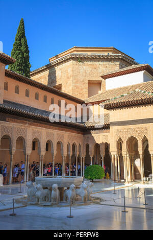 Touristen Anzeigen des Gerichts der Löwen und der Brunnen an der Alhambra in Granada, Spanien Stockfoto