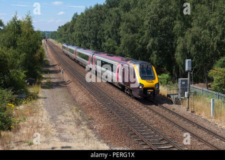 Eine länderübergreifende Züge Klasse 220 Voyager disel Zug vorbei an alten Denaby (östlich von Mexborough, South Yorkshire). Stockfoto