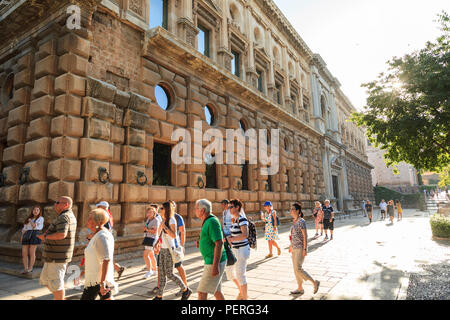 Touristen vorbei gehen. Die Außenseite der Palast von Carlos V am Alhambra Palace in Granada Spanien Stockfoto