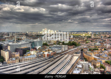 Stürmisches Wetter in London über London Bridge Station mit Blick auf East London nach Canary Wharf, Dockland England Stockfoto