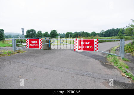 Straßensperrung Zeichen auf Swing Gate am Eingang der privaten Wirtschaft Immobilien in ländlichen Landschaft Stockfoto