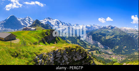 Sicht auf Mannlichen und klassische Ansicht von Wengen, Mürren, Lauterbrunnen Tal und die Eiger, Monsch, Jungfrau und Schilthorn Berge, Schweiz Stockfoto