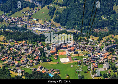 Luftbild von Dorfzentrum von Wengen, Lauterbrunnen und das Lauterbrunnental von der Maennlichen Seilbahn, Jungfrau Region, Schweiz Stockfoto