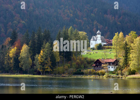 Weißensee in der Nähe von Füssen mit Kirche Stockfoto