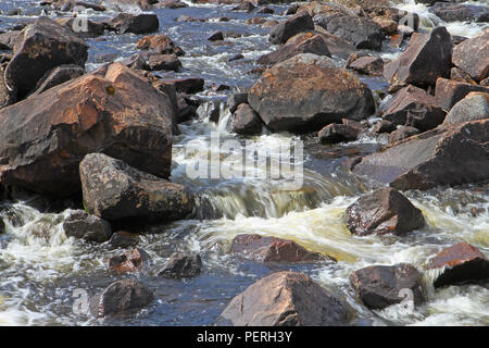 Reisen Neufundland, felsigen Bach entlang der TransCanada Highway in westlichen Neufundland. Stockfoto